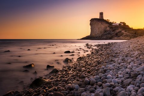 Fotografía de atardecer de la torre de la Cala del Xarco en Alicante