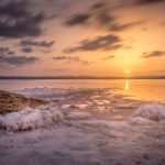 Playa de sal y puesta de sol en salinas de torrevieja