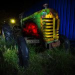 Fotografía nocturna lightpainting de un viejo tractor Oliver 55