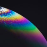 Colores iridiscentes y abstractos en una fotografía macro de la superficie de una burbuja de jabón