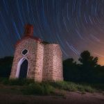 Fotografía nocturna circumpolar con trazas de estrellas de una pequeña ermita en el paraje de la Toconera, en Caudete