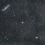 Astrofotografía de gran campo de la galaxia de Andrómeda M31 junto a la galaxia del Triángulo M33, y en el centro de la imagen la estrella Mirach