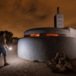 Fotografía nocturna de uno de los bunkeres del faro de Santa Pola