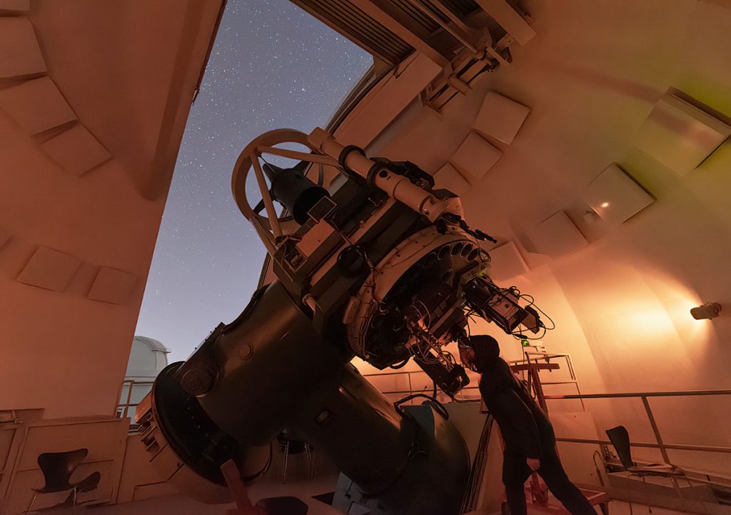 Persona observando por telescopio de 1.23m de Calar Alto