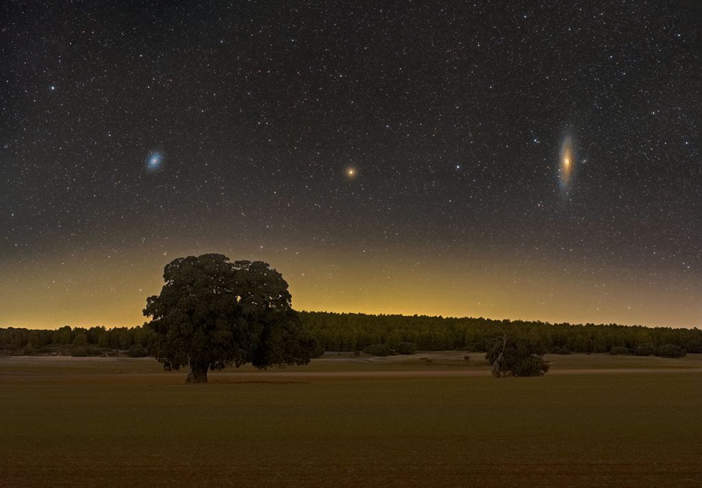 Galaxia de Andrómeda y el Triángulo poniéndose por el horizonte