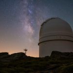 Fotografía nocturna de la vía láctea sobre el observatorio de Calar Alto